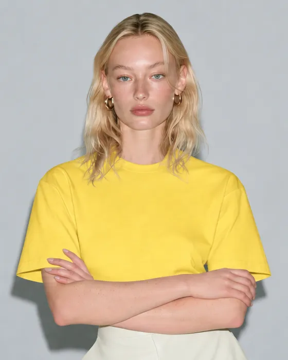 同じポーズで黄色のTシャツに変えた写真