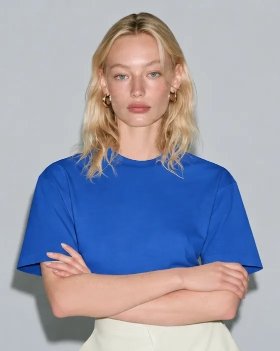 同じポーズで青のTシャツに変えた写真