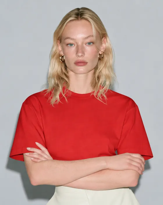 同じポーズで赤のTシャツに変えた写真