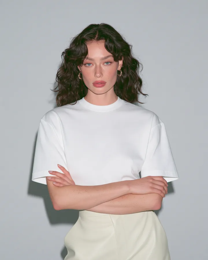 白いTシャツを着た人物の着用写真